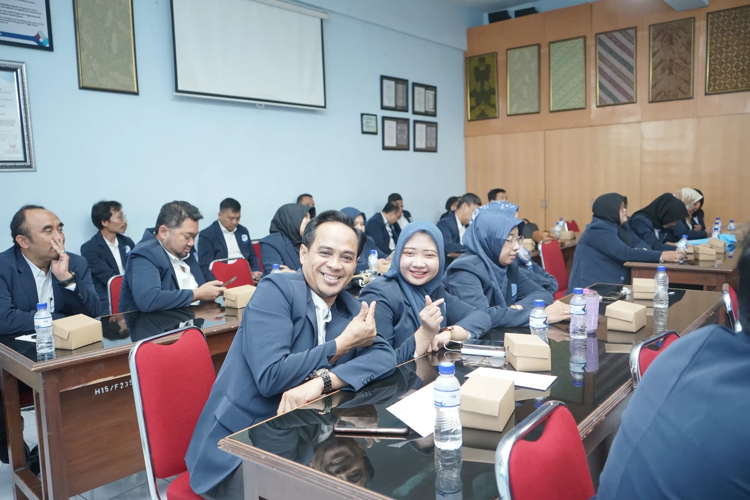 Sah Jadi Sarjana & Magister, FE UNIBA Surakarta Gelar Yudisium Sekaligus Lepas Dosen Purna Tugas