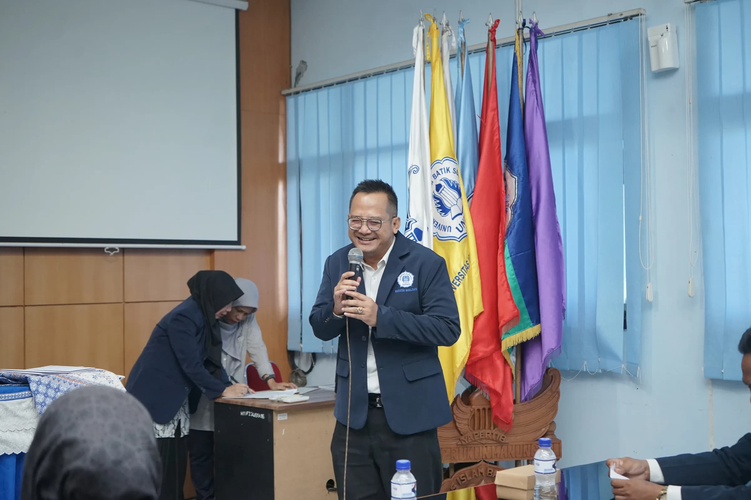 Sah Jadi Sarjana & Magister, FE UNIBA Surakarta Gelar Yudisium Sekaligus Lepas Dosen Purna Tugas