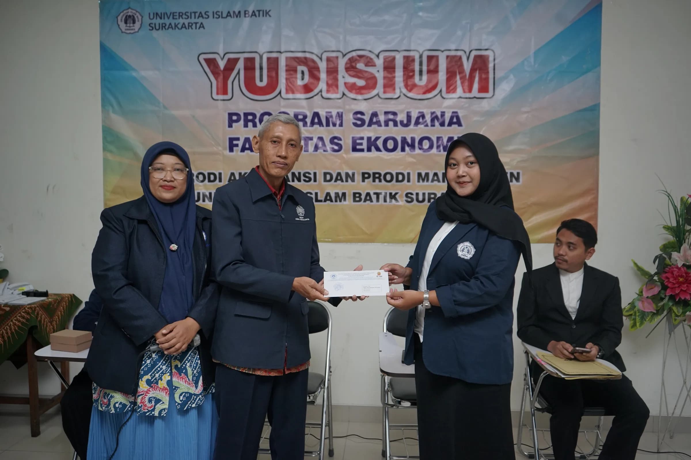 Sah Jadi Sarjana & Magister, FE UNIBA Surakarta Gelar Yudisium Sekaligus Lepas Dosen Purna Tugas