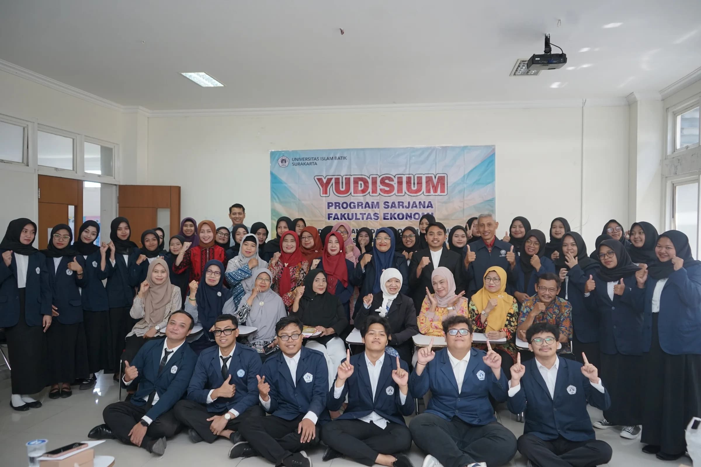 Sah Jadi Sarjana & Magister, FE UNIBA Surakarta Gelar Yudisium Sekaligus Lepas Dosen Purna Tugas