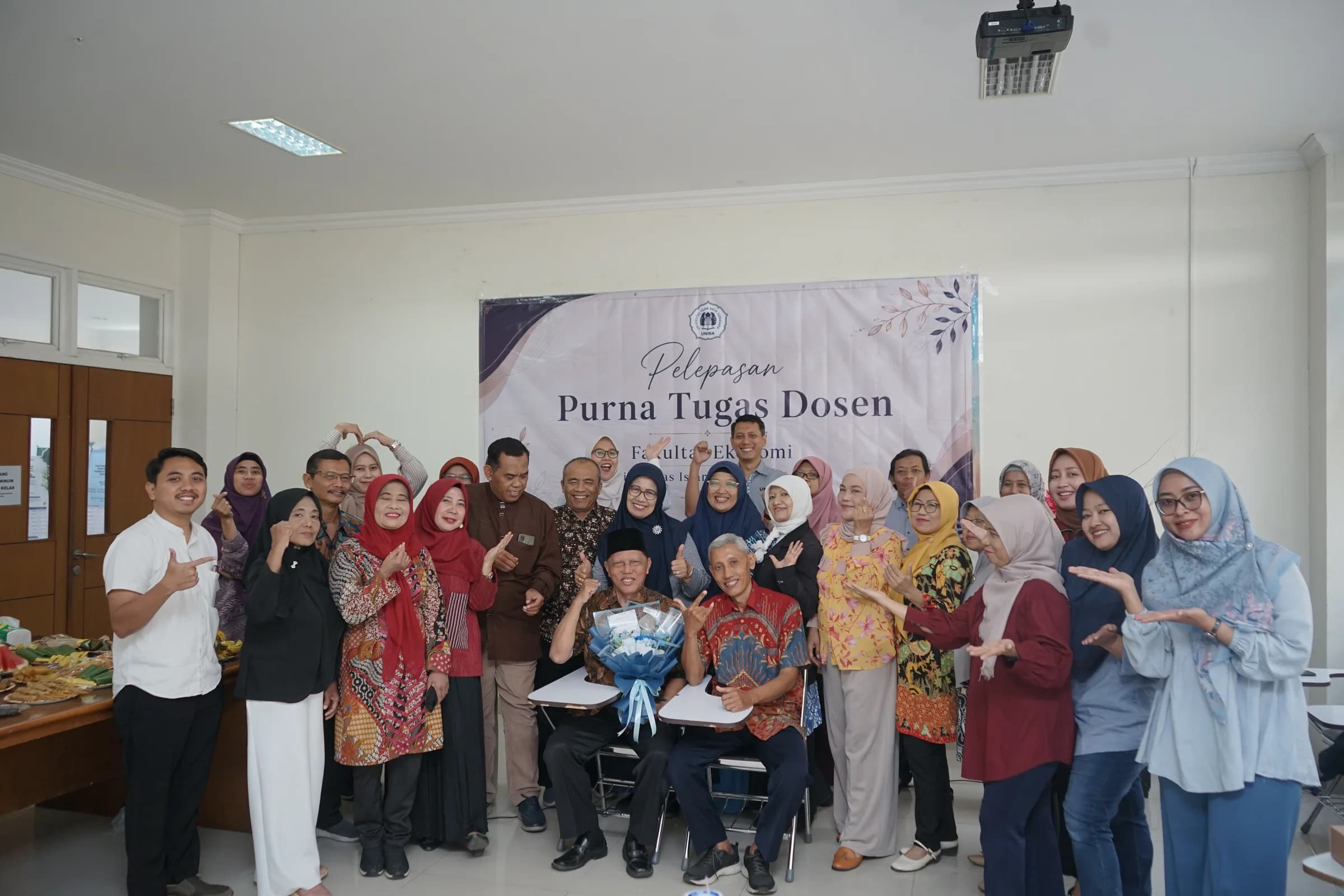 Sah Jadi Sarjana & Magister, FE UNIBA Surakarta Gelar Yudisium Sekaligus Lepas Dosen Purna Tugas