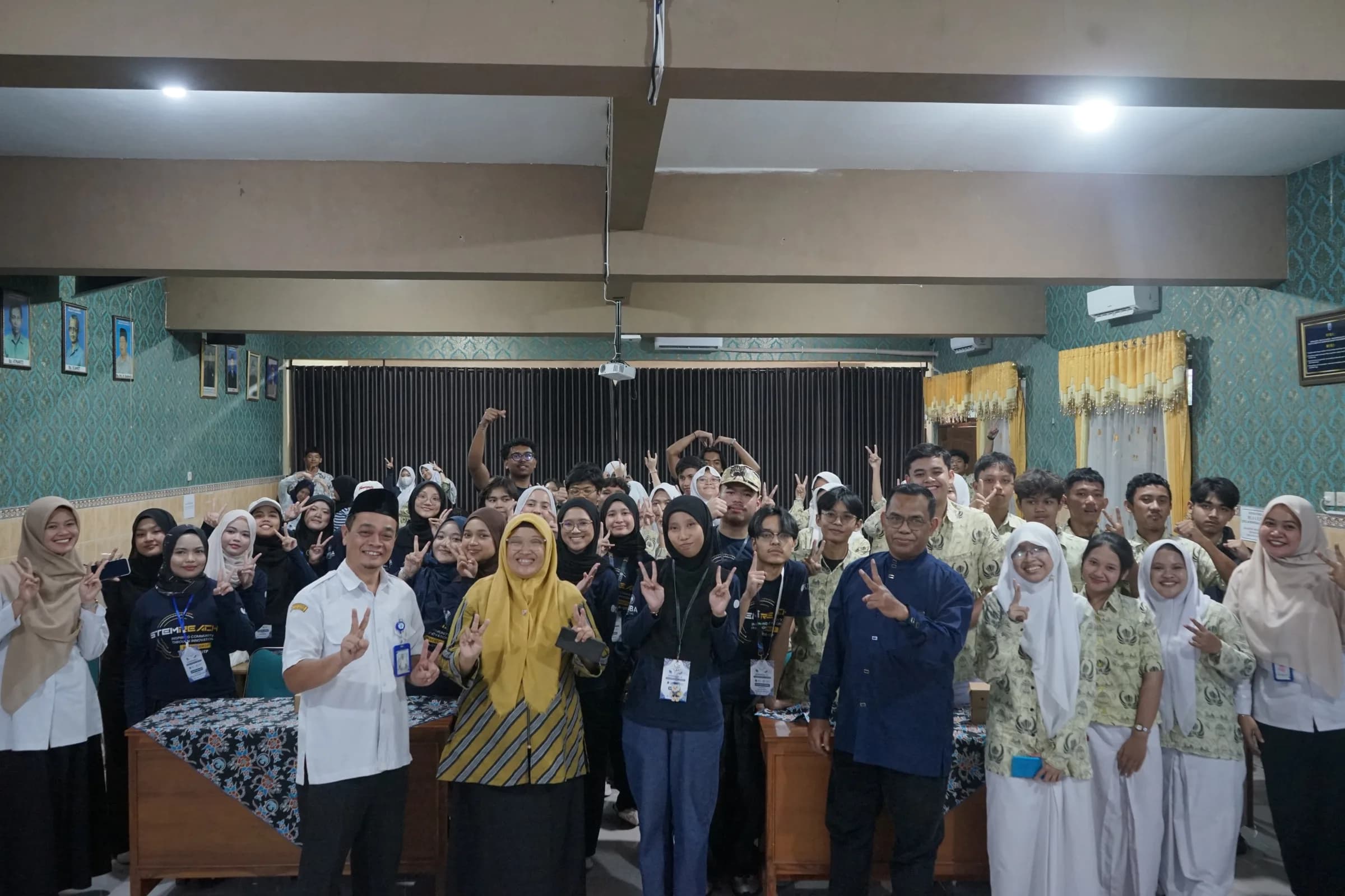 Bridging Culture, Inspiring Minds: Kunjungan Edukasi UTP Malaysia ke Sekolah Batik Surakarta