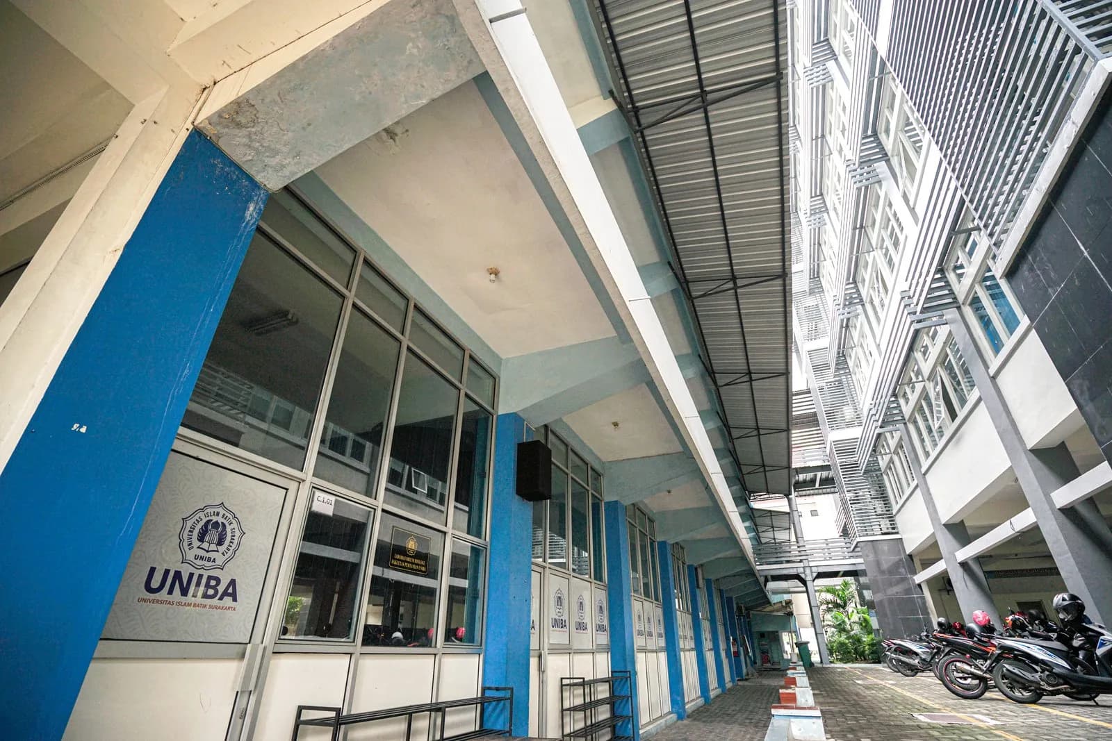 Selasar gedung kampus UNIBA Surakarta
