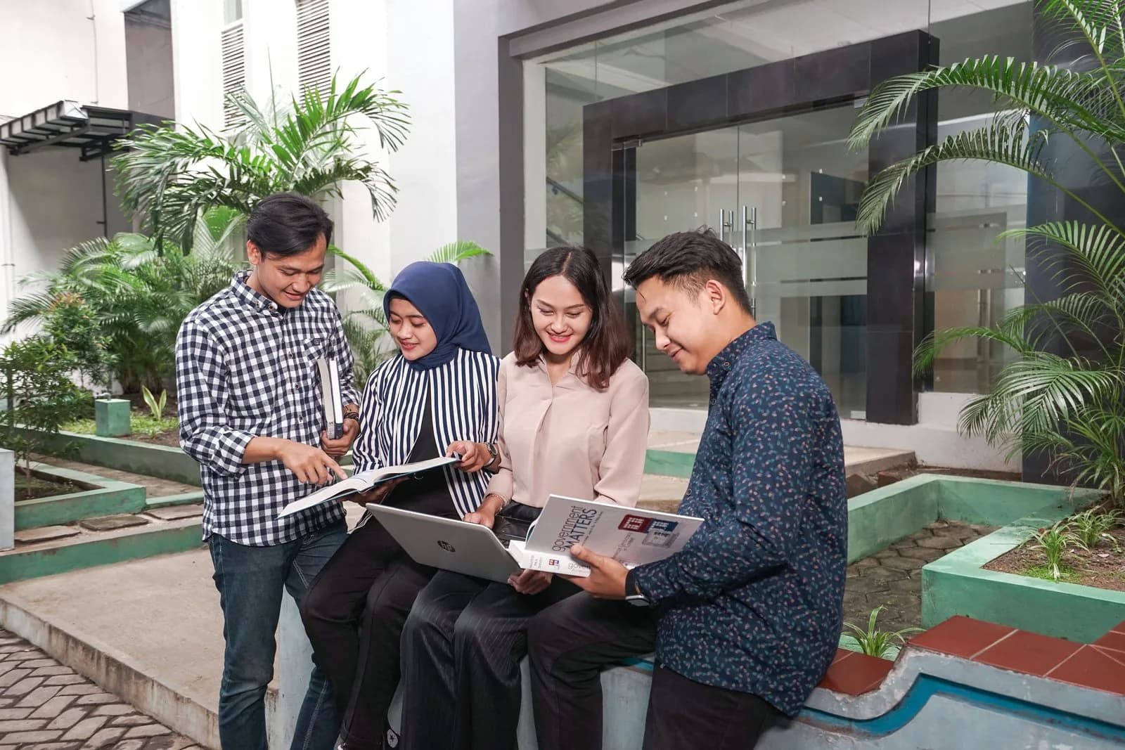 Mahasiswa UNIBA belajar bersama di taman kampus