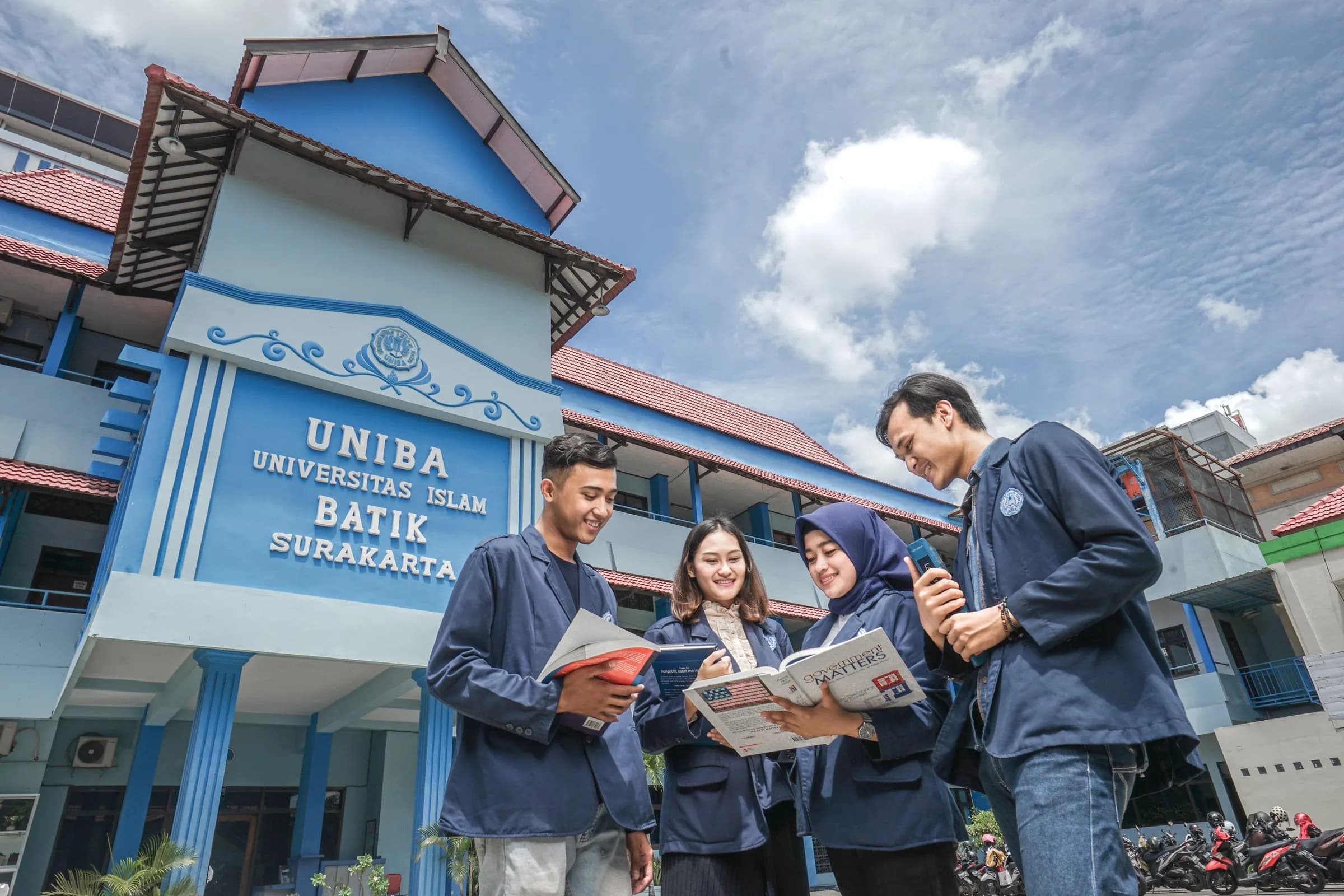 Mahasiswa UNIBA di depan gedung Universitas Islam Batik Surakarta