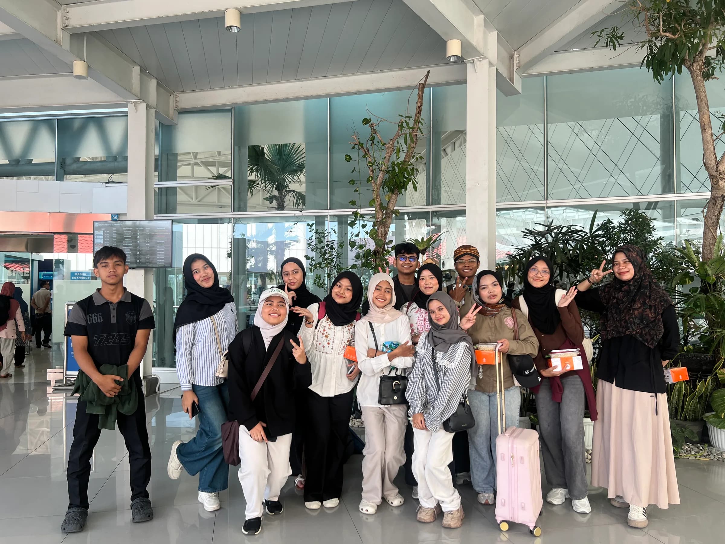 Jalin Persahabatan Lintas Negara, Mahasiswa UTP dan UTeM Malaysia Sukses Rampungkan STEMReach bersama UNIBA