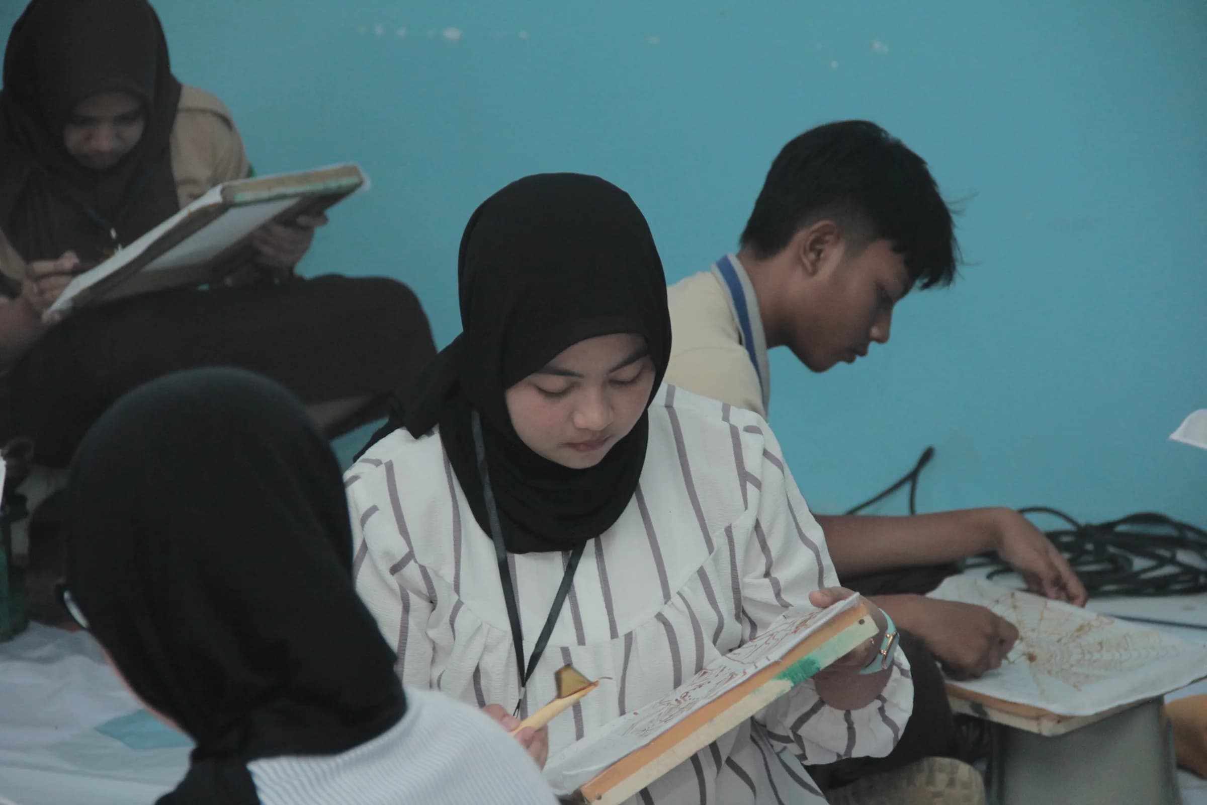 Kreativitas Pelajar se-Soloraya Tersaji di Lomba Membatik & Mencanting Milad UNIBA Surakarta ke-42