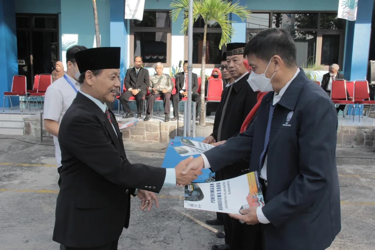 REKTOR UNIBA SURAKARTA SAMBUT INSAN BATIK MUDA HARI INI