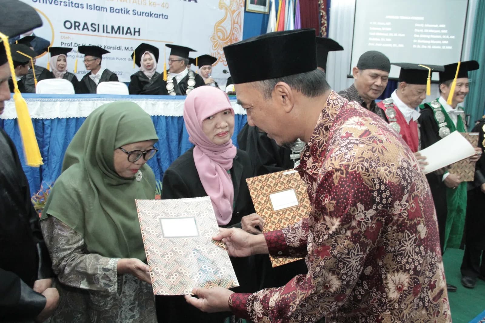 ORASI ILMIAH DALAM RANGKA PERINGATAN DIES NATALIS UNIBA SURAKARTA KE-40: STRATEGI MEMBANGUN UNIBA MELALUI PENINGKATAN KUALITAS SDM