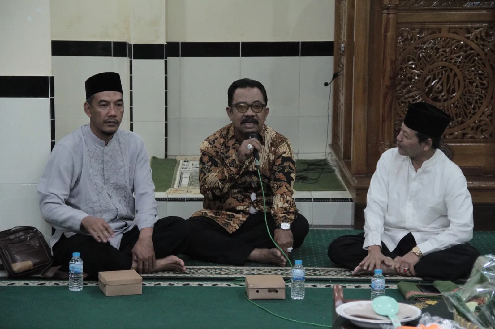 TIRAKATAN: SHOLAT LAIL DAN DOA BERSAMA DALAM RANGKA DIES NATALIS KE-40 UNIVERSITAS ISLAM BATIK SURAKARTA