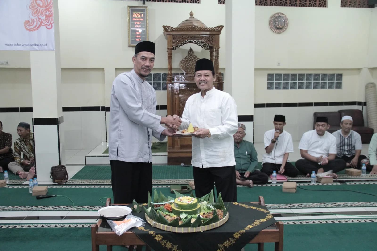 TIRAKATAN: SHOLAT LAIL DAN DOA BERSAMA DALAM RANGKA DIES NATALIS KE-40 UNIVERSITAS ISLAM BATIK SURAKARTA