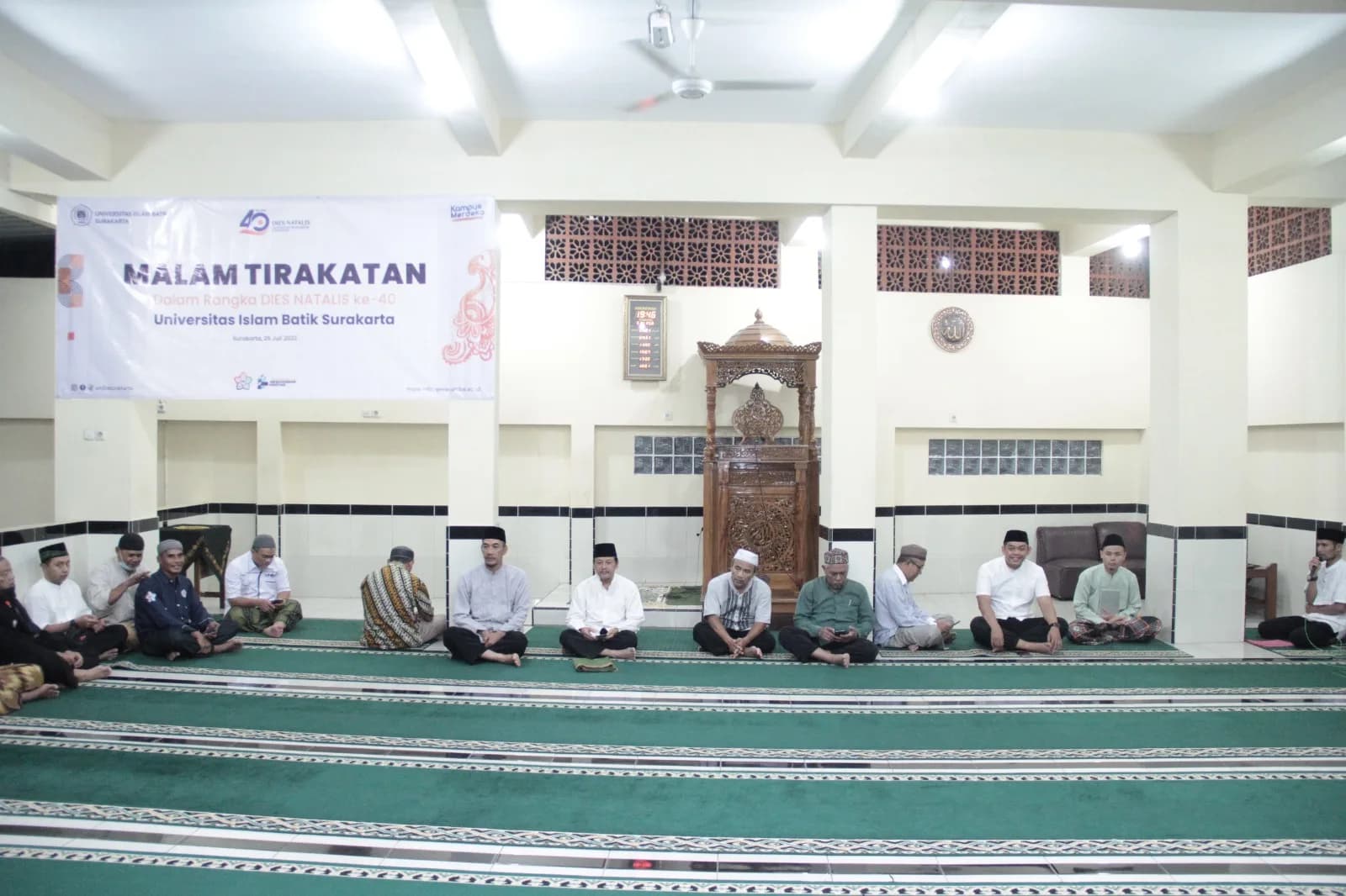 TIRAKATAN: SHOLAT LAIL DAN DOA BERSAMA DALAM RANGKA DIES NATALIS KE-40 UNIVERSITAS ISLAM BATIK SURAKARTA
