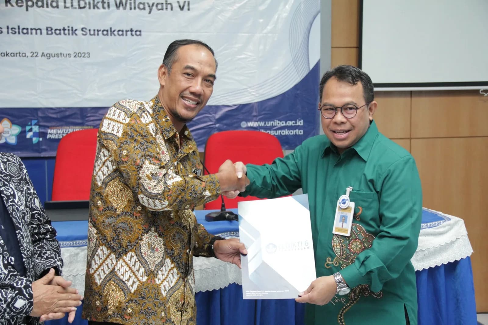 KEPALA LLDIKTI WILAYAH VI SERAHKAN SK IZIN PEMBUKAAN PROGRAM STUDI INFORMATIKA PROGRAM SARJANA UNIBA SURAKARTA