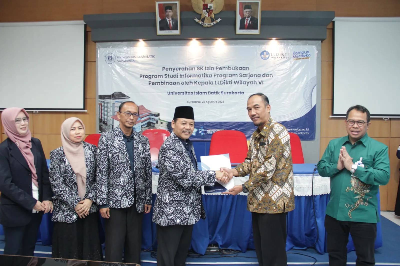 KEPALA LLDIKTI WILAYAH VI SERAHKAN SK IZIN PEMBUKAAN PROGRAM STUDI INFORMATIKA PROGRAM SARJANA UNIBA SURAKARTA