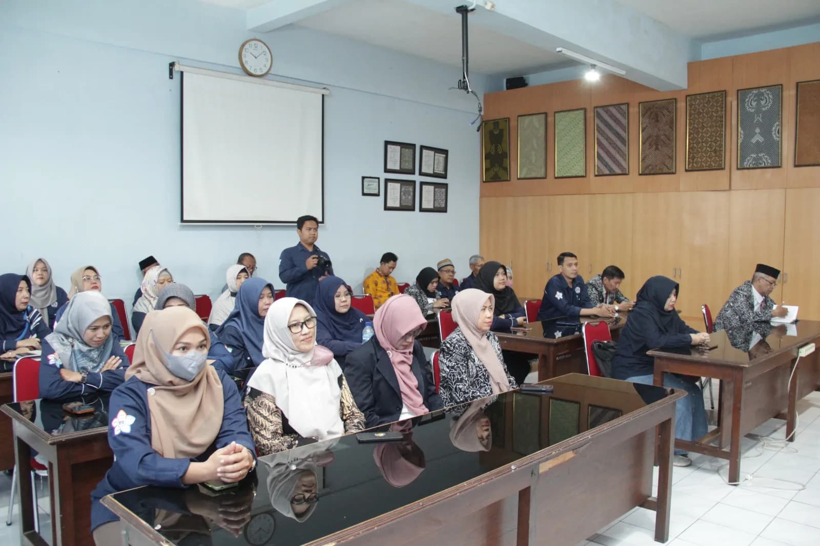 KEPALA LLDIKTI WILAYAH VI SERAHKAN SK IZIN PEMBUKAAN PROGRAM STUDI INFORMATIKA PROGRAM SARJANA UNIBA SURAKARTA