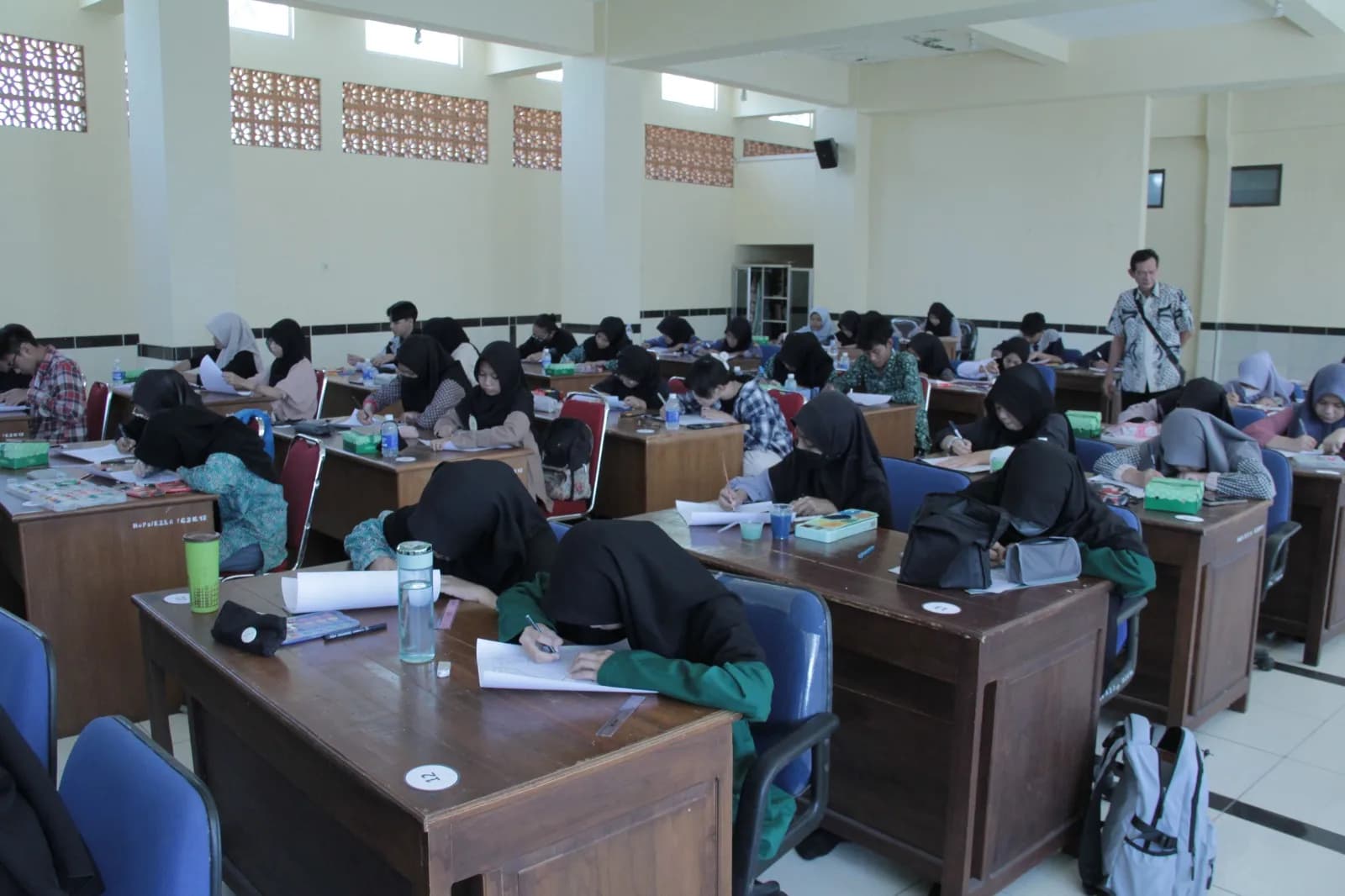 UNIBA SURAKARTA SELENGGARAKAN KOMPETISI DESAIN BATIK DAN BATIK ENGLISH STORYTELLING COMPETITION