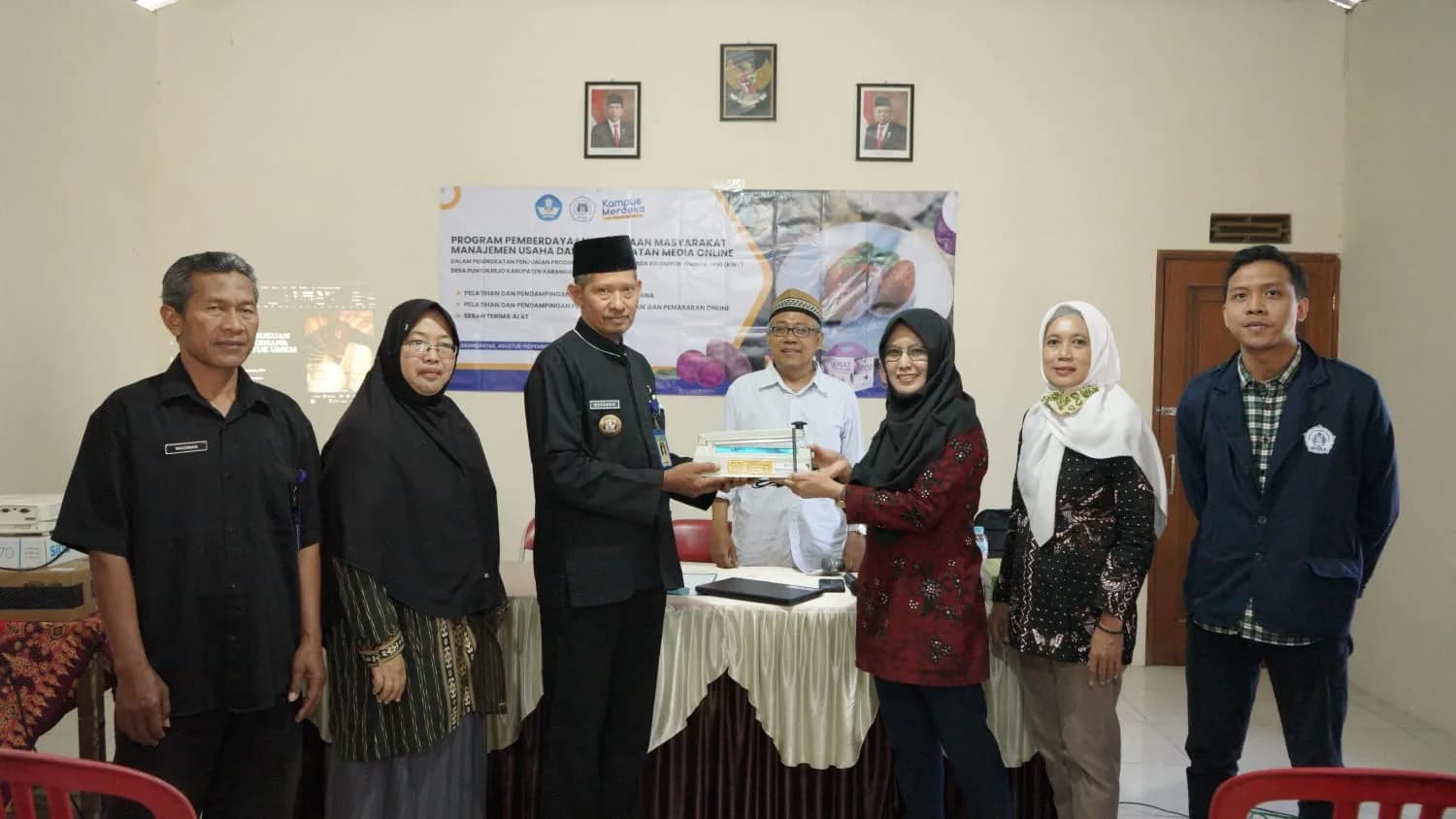 TIM PROGRAM KEMITRAAN MASYARAKAT UNIBA SURAKARTA BERIKAN PELATIHAN, PENDAMPINGAN, DAN BANTUAN ALAT BAGI KWT DESA PUNTUKREJO