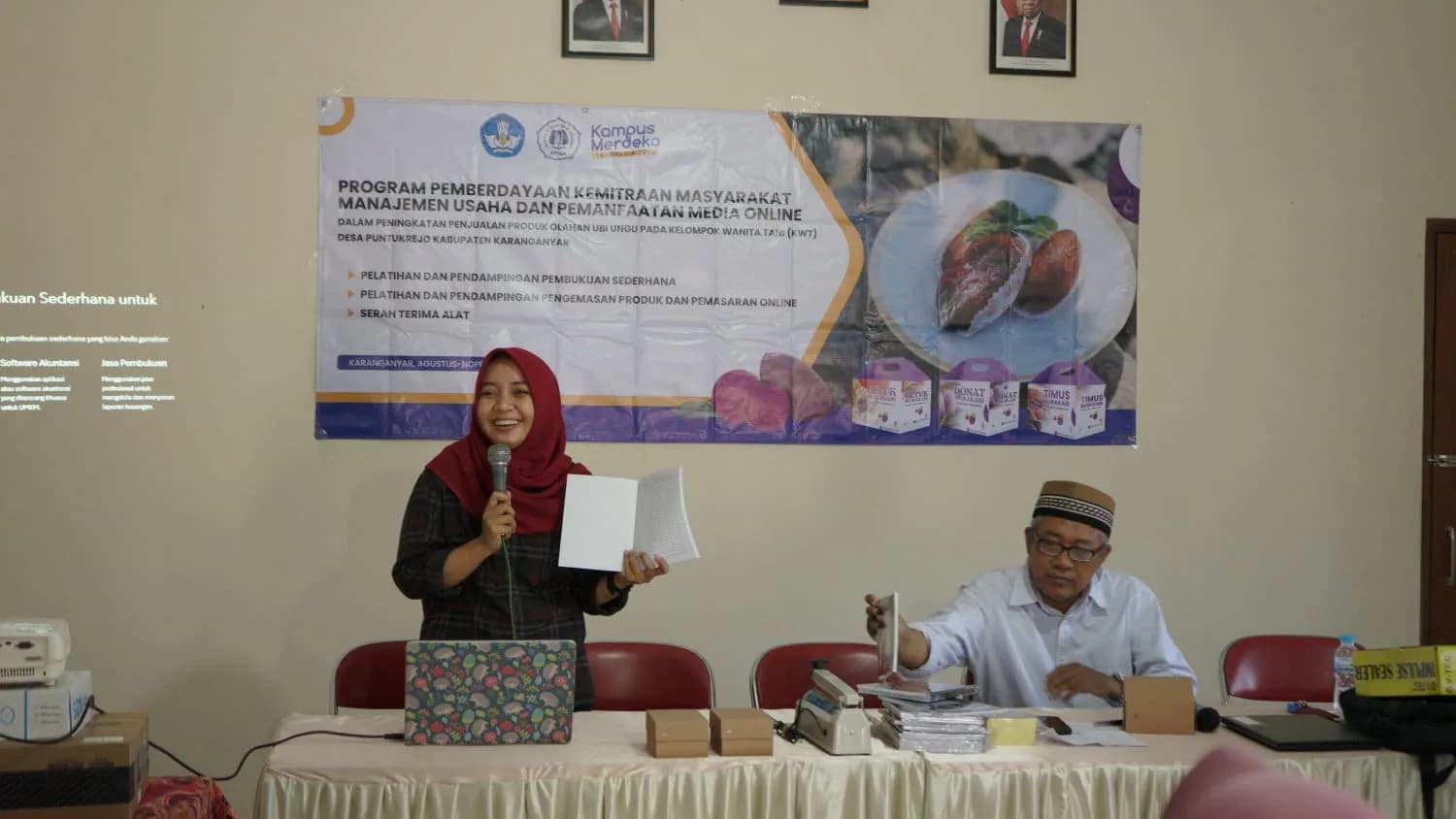 TIM PROGRAM KEMITRAAN MASYARAKAT UNIBA SURAKARTA BERIKAN PELATIHAN, PENDAMPINGAN, DAN BANTUAN ALAT BAGI KWT DESA PUNTUKREJO