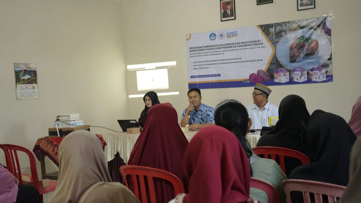 TIM PROGRAM KEMITRAAN MASYARAKAT UNIBA SURAKARTA BERIKAN PELATIHAN, PENDAMPINGAN, DAN BANTUAN ALAT BAGI KWT DESA PUNTUKREJO