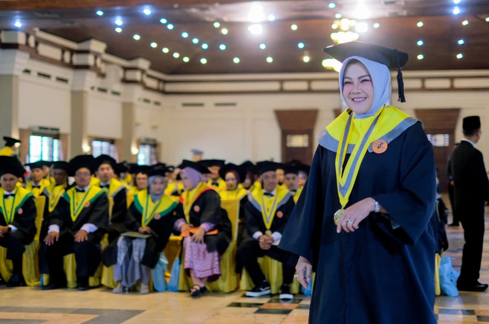 WISUDA SARJANA ANGKATAN KE-53 DAN WISUDA MAGISTER ANGKATAN KE-32 UNIBA SURAKARTA : DARI BUPATI KLATEN HINGGA KEPALA DINAS PERTANIAN SUKOHARJO TURUT DIWISUDA