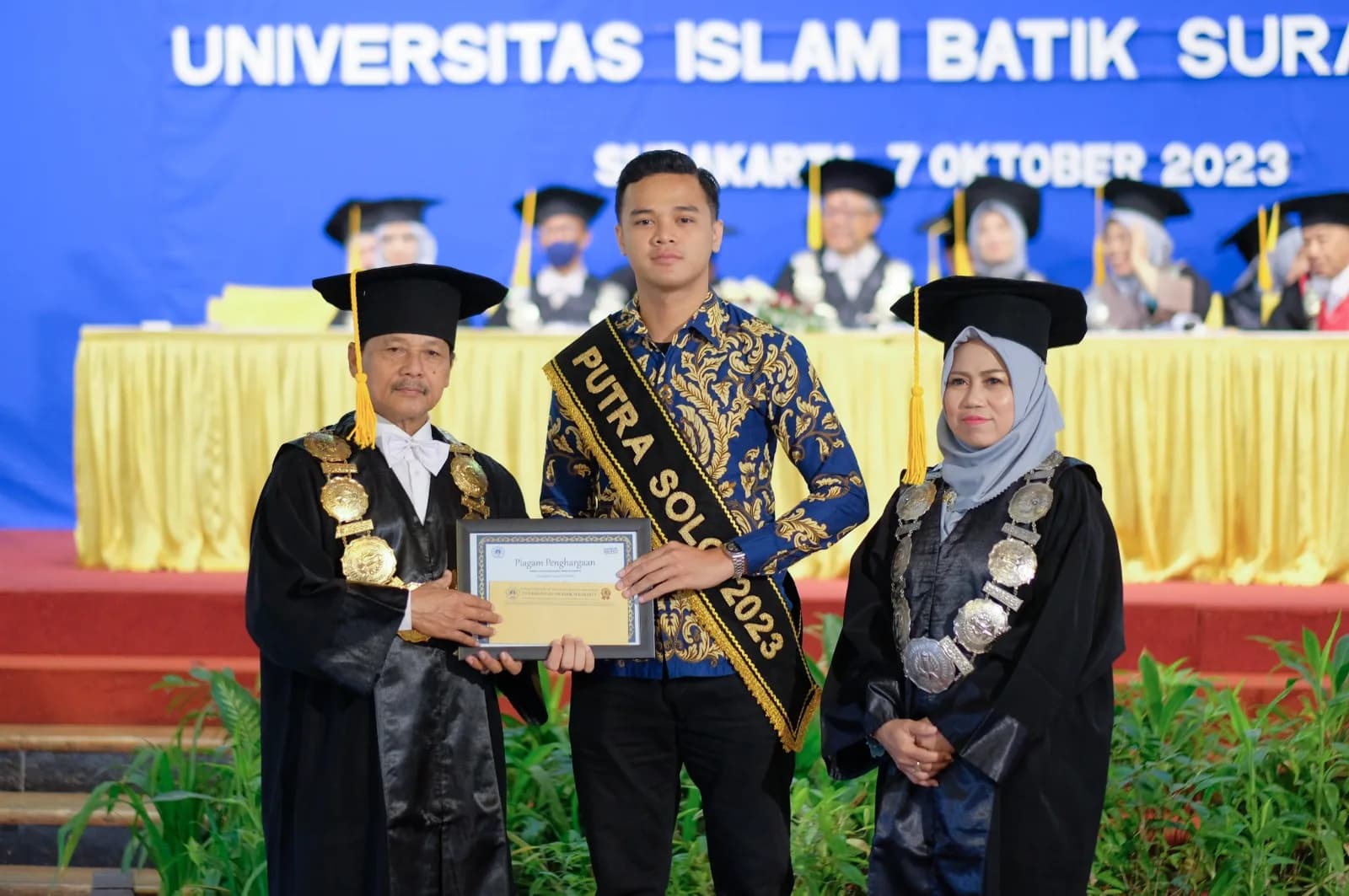 WISUDA SARJANA ANGKATAN KE-53 DAN WISUDA MAGISTER ANGKATAN KE-32 UNIBA SURAKARTA : DARI BUPATI KLATEN HINGGA KEPALA DINAS PERTANIAN SUKOHARJO TURUT DIWISUDA