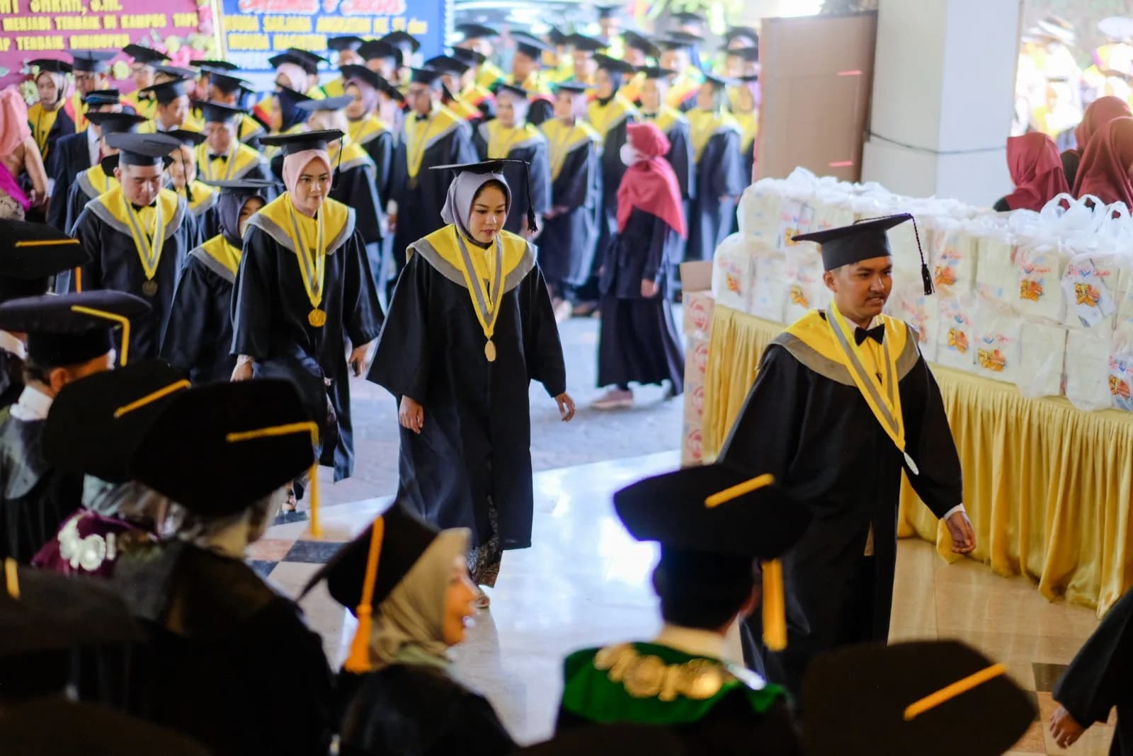 WISUDA SARJANA ANGKATAN KE-53 DAN WISUDA MAGISTER ANGKATAN KE-32 UNIBA SURAKARTA : DARI BUPATI KLATEN HINGGA KEPALA DINAS PERTANIAN SUKOHARJO TURUT DIWISUDA