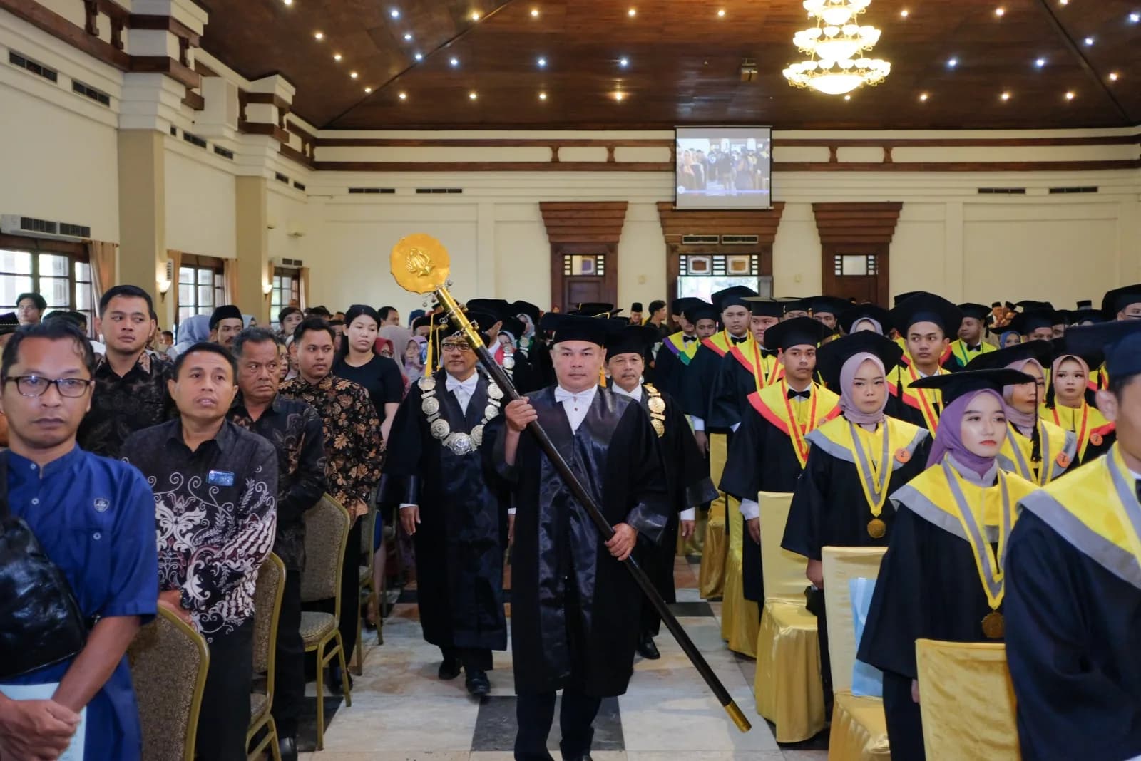 WISUDA SARJANA ANGKATAN KE-53 DAN WISUDA MAGISTER ANGKATAN KE-32 UNIBA SURAKARTA : DARI BUPATI KLATEN HINGGA KEPALA DINAS PERTANIAN SUKOHARJO TURUT DIWISUDA