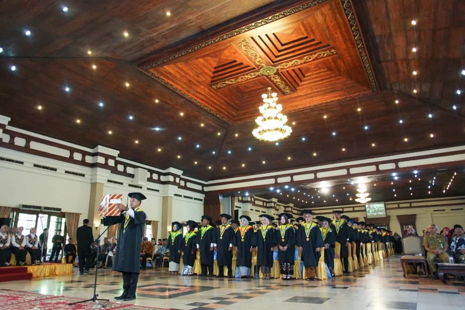 UNIBA Surakarta Lepas 220 Lulusan pada Wisuda Ke-58: Meneguhkan Eksistensi Menuju Kampus Berorientasi Global