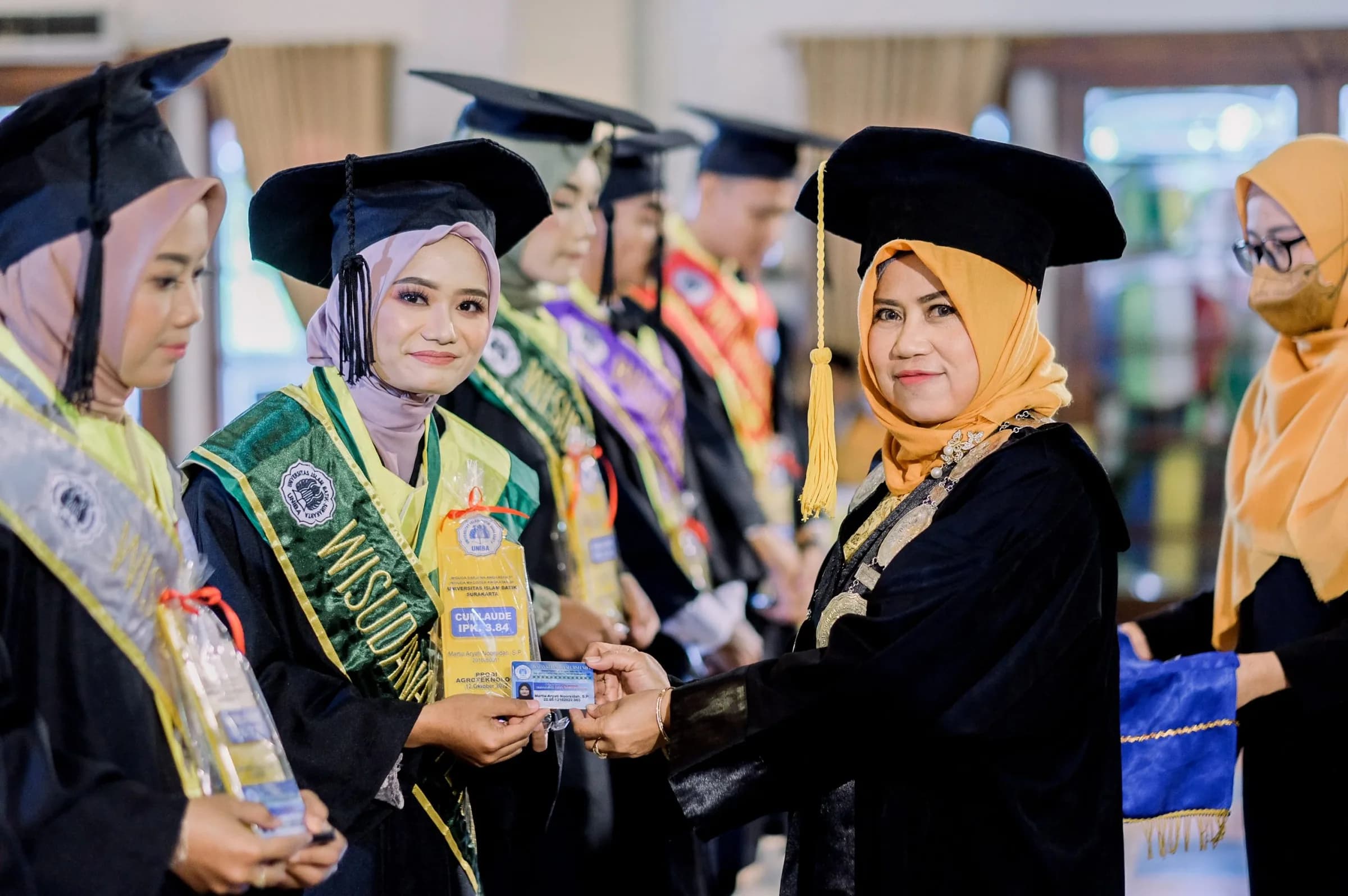 UNIBA SURAKARTA GELAR WISUDA SARJANA ANGKATAN 51 DAN MAGISTER ANGKATAN 30 SEMESTER GASAL TAHUN AKADEMIK 2022/2023